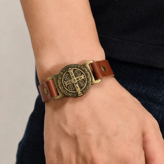 Pulsera de cuero de San Benito con medalla grande — Protección